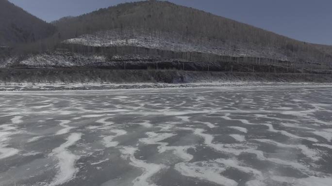 冰封的贝加尔湖旁的公路-4K航拍素材