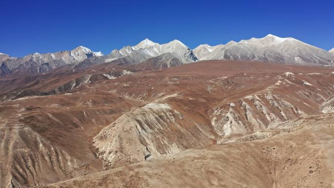 尼泊尔喜马拉雅山脉壮丽景观的高角度视图