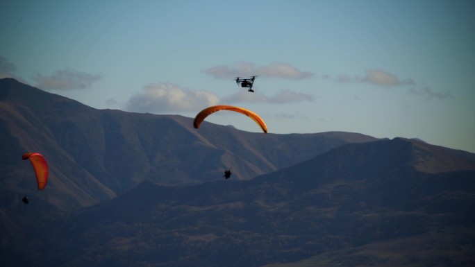 四翼伞和滑翔伞航拍器空中拍摄滑翔极限冒险