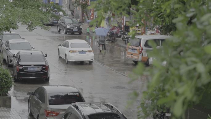 下雨街道行人汽车