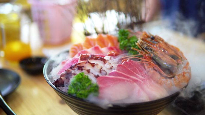 池沼生鱼片和干冰在日本餐厅。