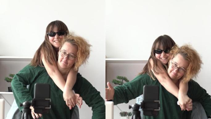 母亲和女儿玩得很开心