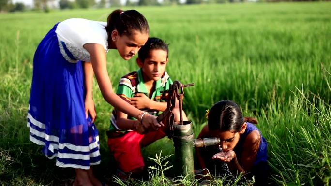 贫困儿童在户外自然饮水