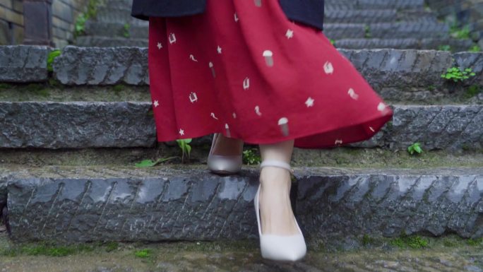 红裙女孩雨巷行走漫步走下石梯高跟鞋美女