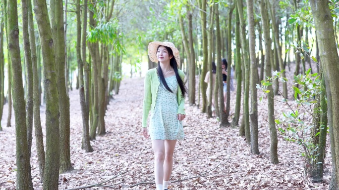 女孩在树林