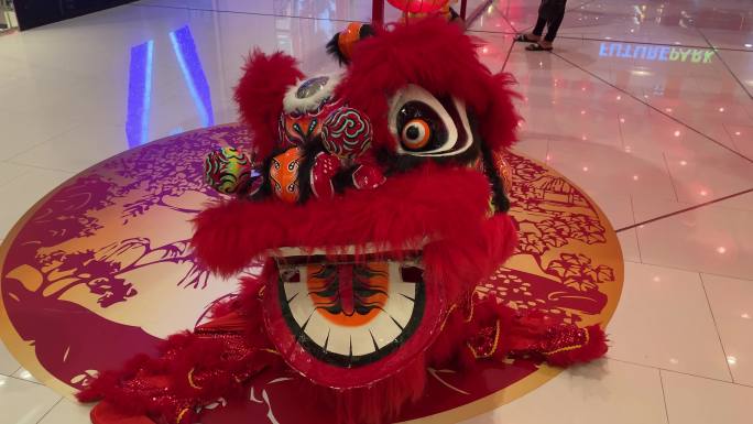 中国传统的五颜六色狮子，中国纸的意思是：好运。