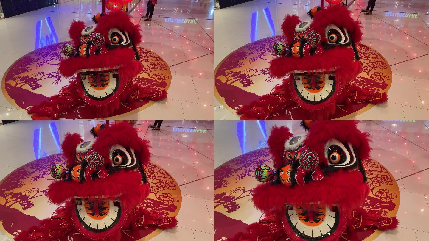 中国传统的五颜六色狮子，中国纸的意思是：好运。