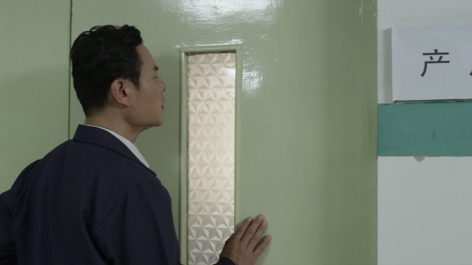80年代产房外的父亲