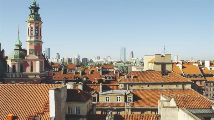 华沙古城鸟瞰图，天际线遥远。教堂塔楼和红色屋顶
