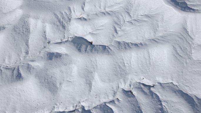 无人机POV美丽科罗拉多沙漠冬季丘陵和山脉上的假山降雪极端天气条件视频系列