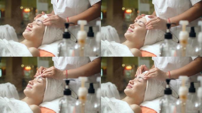 美丽女性在护肤spa进行面部皮肤蒸汽保湿治疗