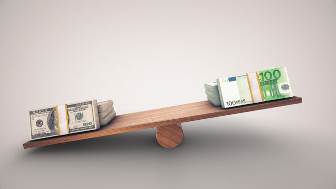 美元和欧元在木制跷跷板上保持平衡。动画两边都变慢了你可以停在一边你选择全球经济的概念金融业务平衡利率