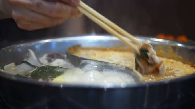 日本料理、素喜烧火锅、慢动作