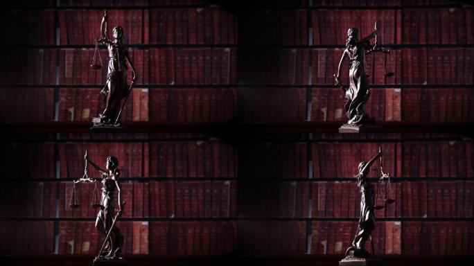 正义女神像（Themis）在法律书籍前旋转。