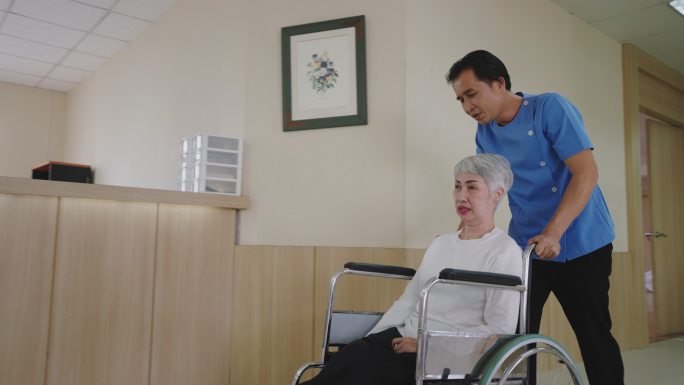 医院坐在轮椅上的老年女患者