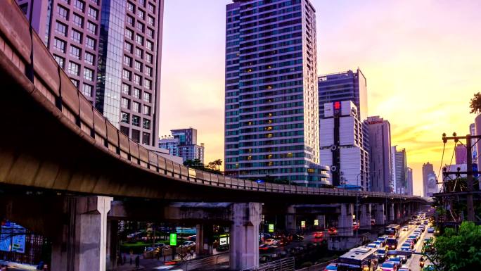 高清延时，傍晚大城市高峰时段空中列车