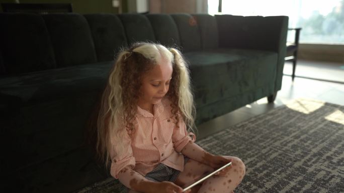 家中使用数字平板电脑拍摄的一位患有斑疹伤寒的女孩肖像