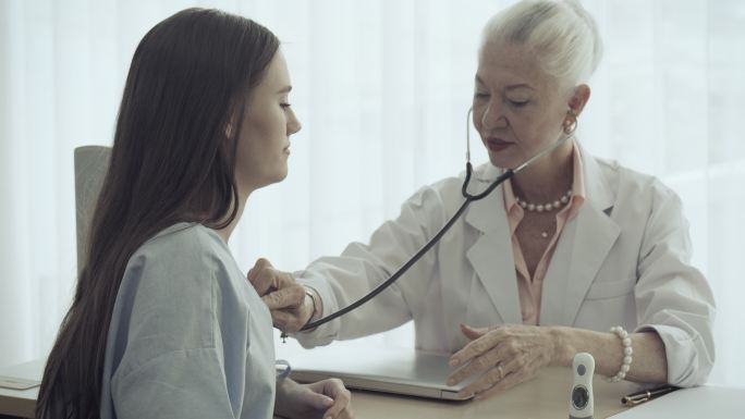 精神病医生，女医生，在医院为女病人提供咨询服务。2019冠状病毒疾病效应，