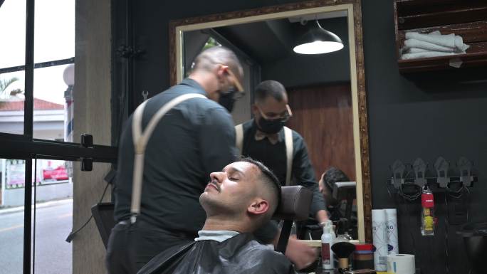 拉丁男子在理发店理发