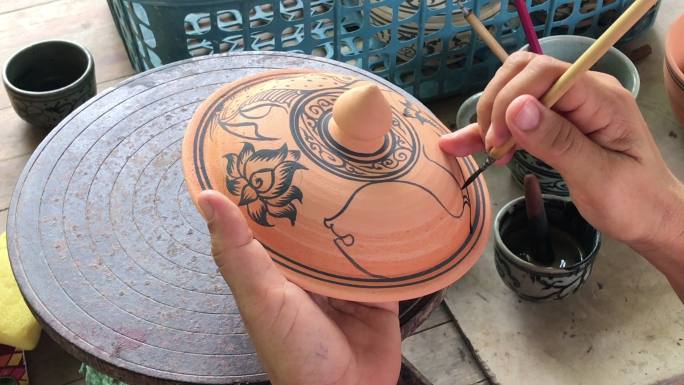 特写手工装饰陶瓷青瓷，素可泰艺术，制作泰国陶瓷工艺品