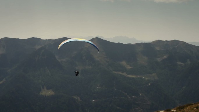 滑翔伞起飞冒险旅游