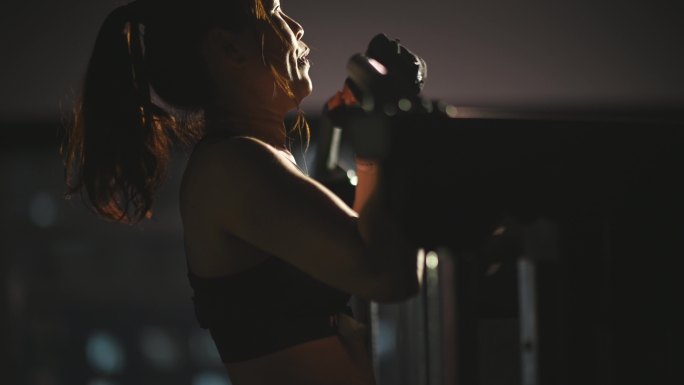 中国亚裔中年女运动员在健身房单杠常规锻炼中用二头肌引体向上锻炼牵引力