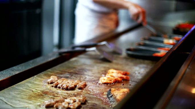 日本厨师烹饪铁板烧，日本料理。