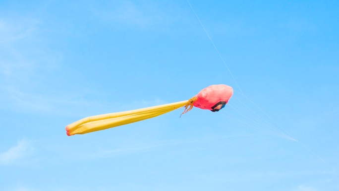 章鱼似的风筝在蓝天上飞翔