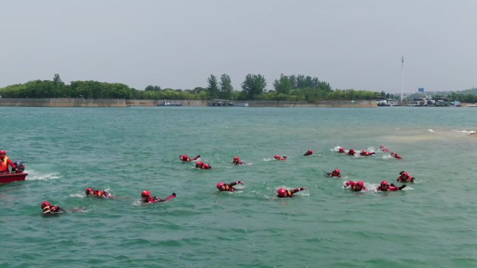 消防救援队员跨湖游泳训练-lcj