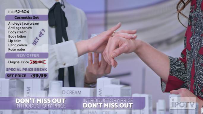 英国电视广告蒙太奇：一名女子在电视广告秀上展示化妆品系列，在与男主持人交谈和解释产品时，在女模特身上