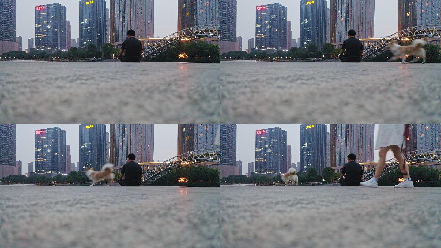 一个人坐着欣赏城市风景,城市生活