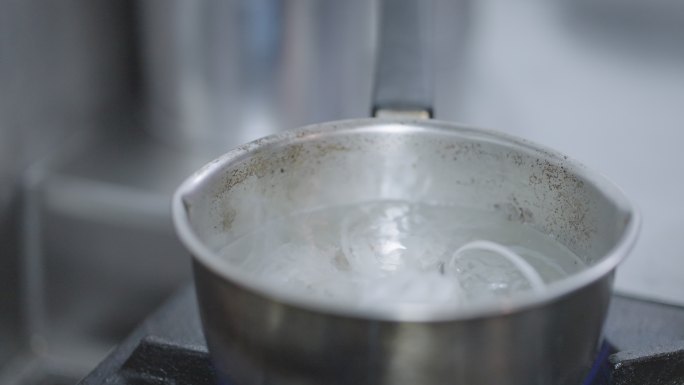 慢墨：在高热的炉子上用平底锅煮米粉。