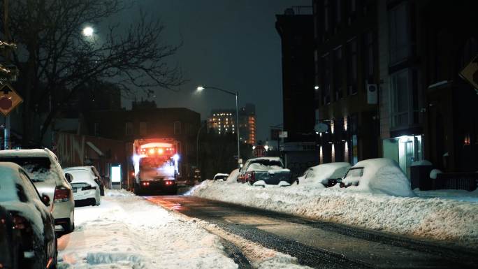 垃圾车在雪地上行驶