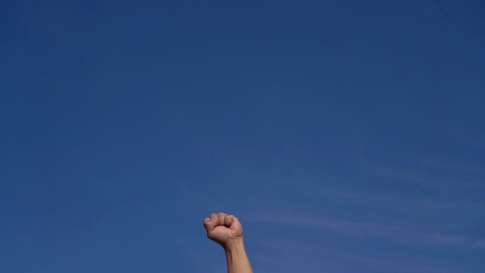 人拳在蓝天的空中慢舞