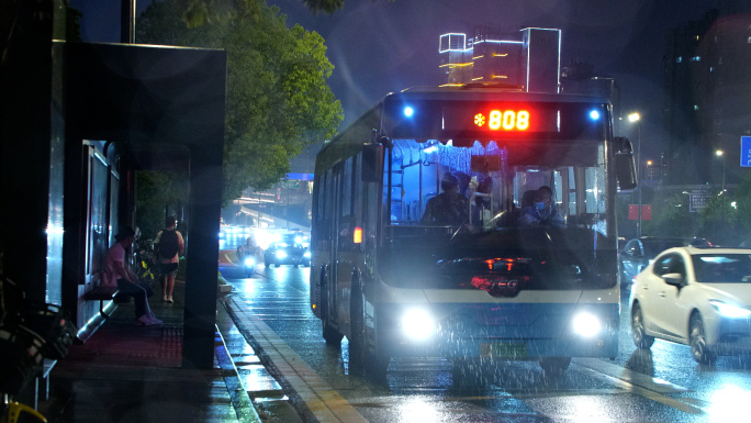 雨天公交站