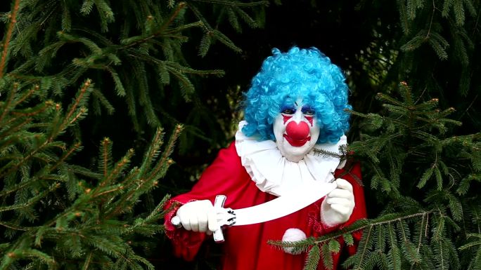 树上藏着刀的可怕小丑