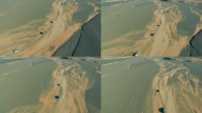 中国新疆戈壁沙漠上汽车行驶鸟瞰图。