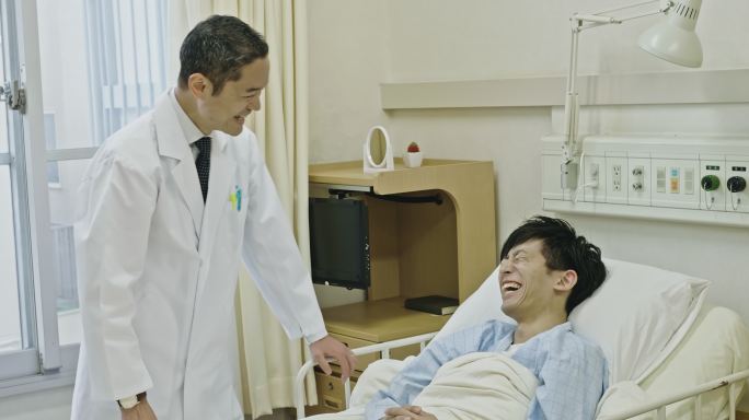 日本男医生与男病人笑的手持式视频