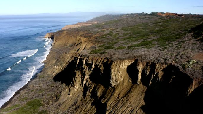 加州圣地亚哥拉霍拉海岸线、悬崖和海滩鸟瞰图