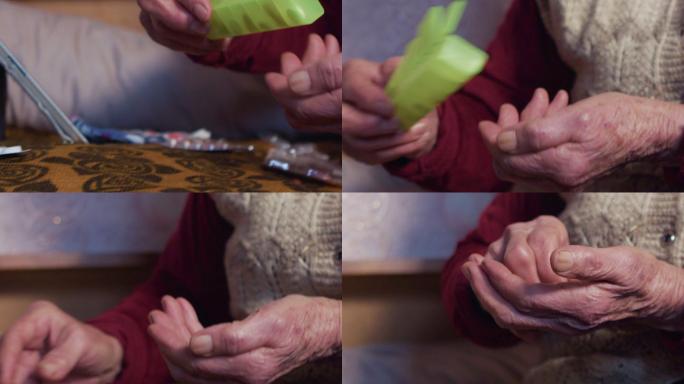 在家吃药的老妇人。2019冠状病毒疾病大流行期间，祖母的日常生活。