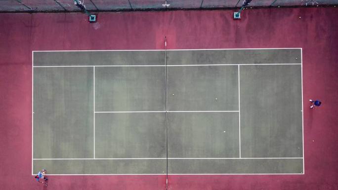 无人机视角亚洲网球选手在阴影正上方发球