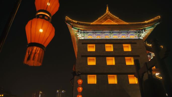 西安庆祝中国春节的古城墙上的灯笼视图