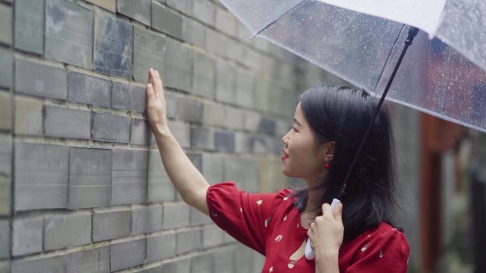 美女小巷撑伞行走漫步古镇雨巷女孩散步摸墙