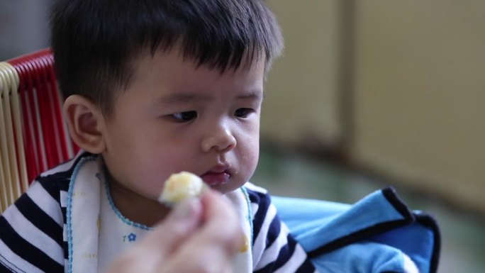 亚洲男婴幼儿辅食调羹