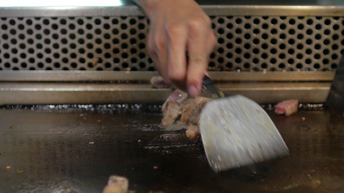 日本厨师烹饪铁板烧，日本料理