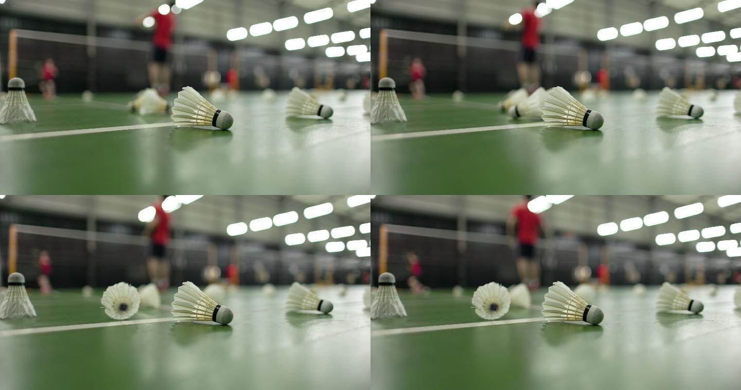 羽毛球练习赛中羽毛球落地的特写镜头