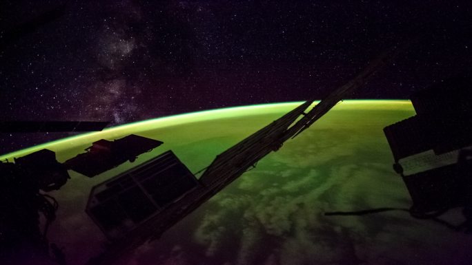 从国际空间站看地球上空的极光
