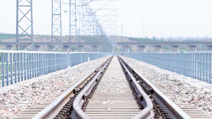 铁路铁轨提路桥梁