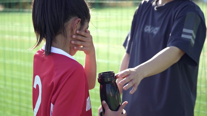 女子足球队。比赛结束后。