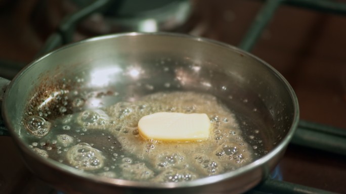 在平底锅中融化黄油并加入红糖